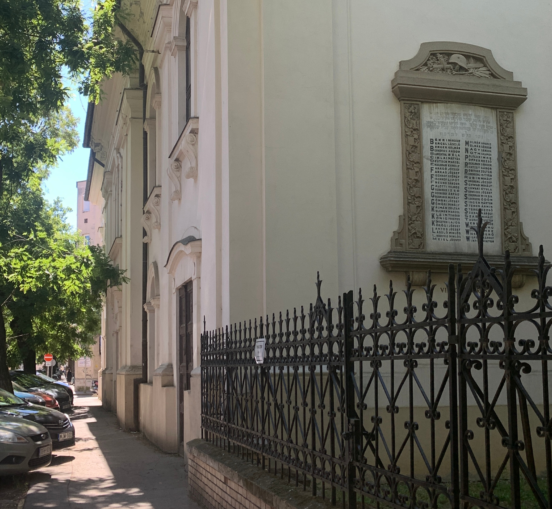A SZEGEDI ZSIDÓSÁG ELSŐ VILÁGHÁBORÚS EMLÉKTÁBLÁJA A RÉGI ZSINAGÓGA FALÁN