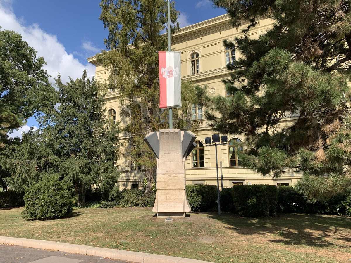 ORSZÁGZÁSZLÓ EMLÉKMŰ