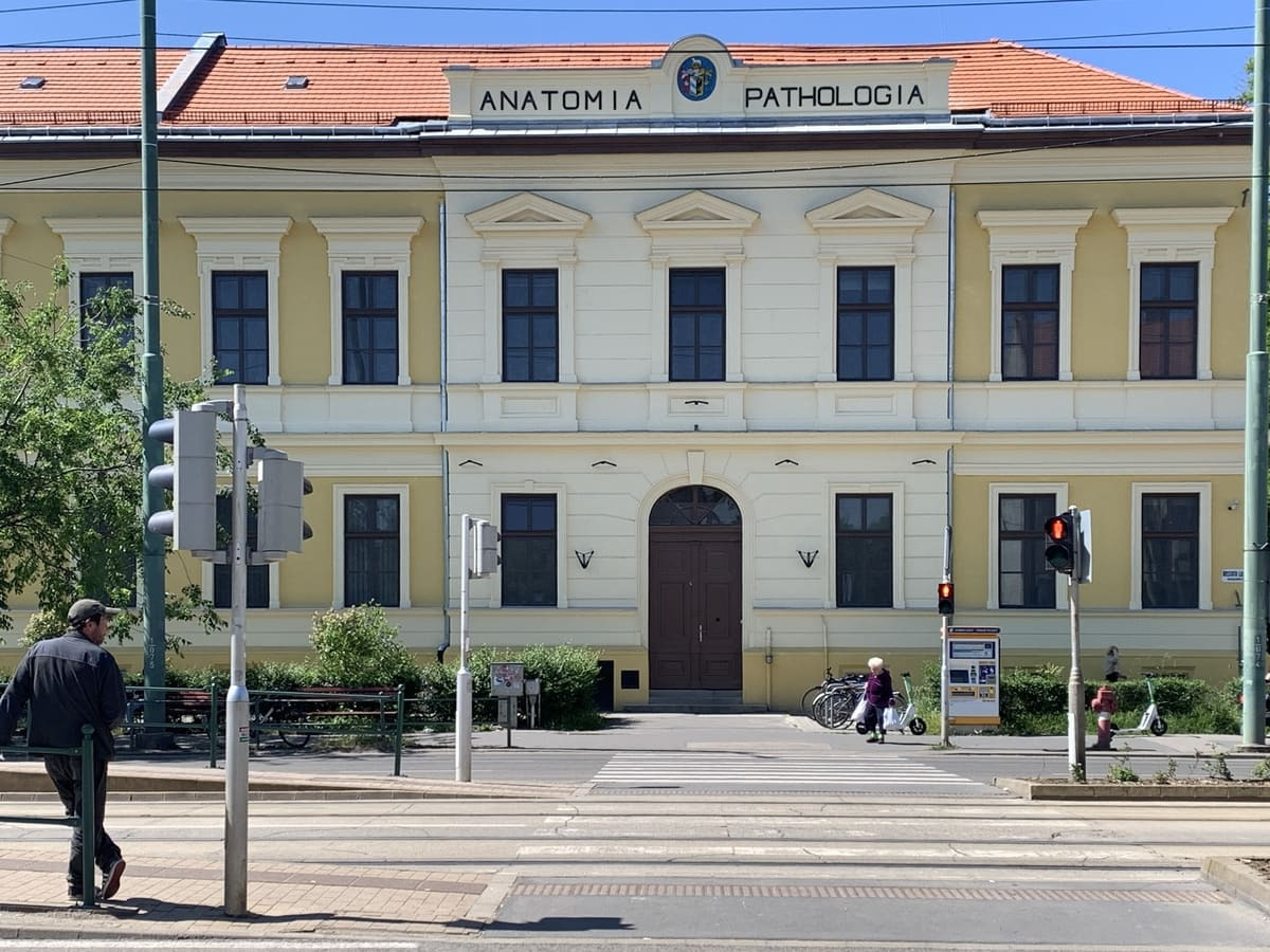 AZ IGAZSÁGÜGYI ORVOSTANI INTÉZET ÉPÜLETE (VOLT 400 ÁGYAS SZÜKSÉGKÓRHÁZ)