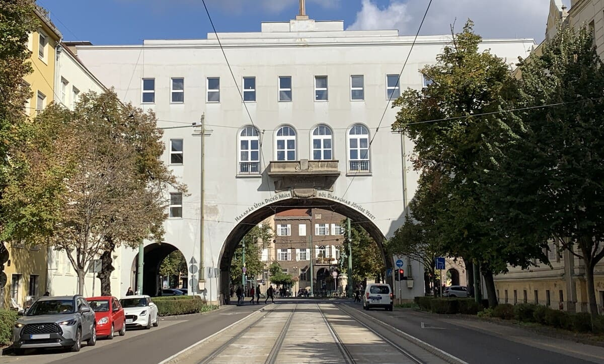 HŐSÖK KAPUJA