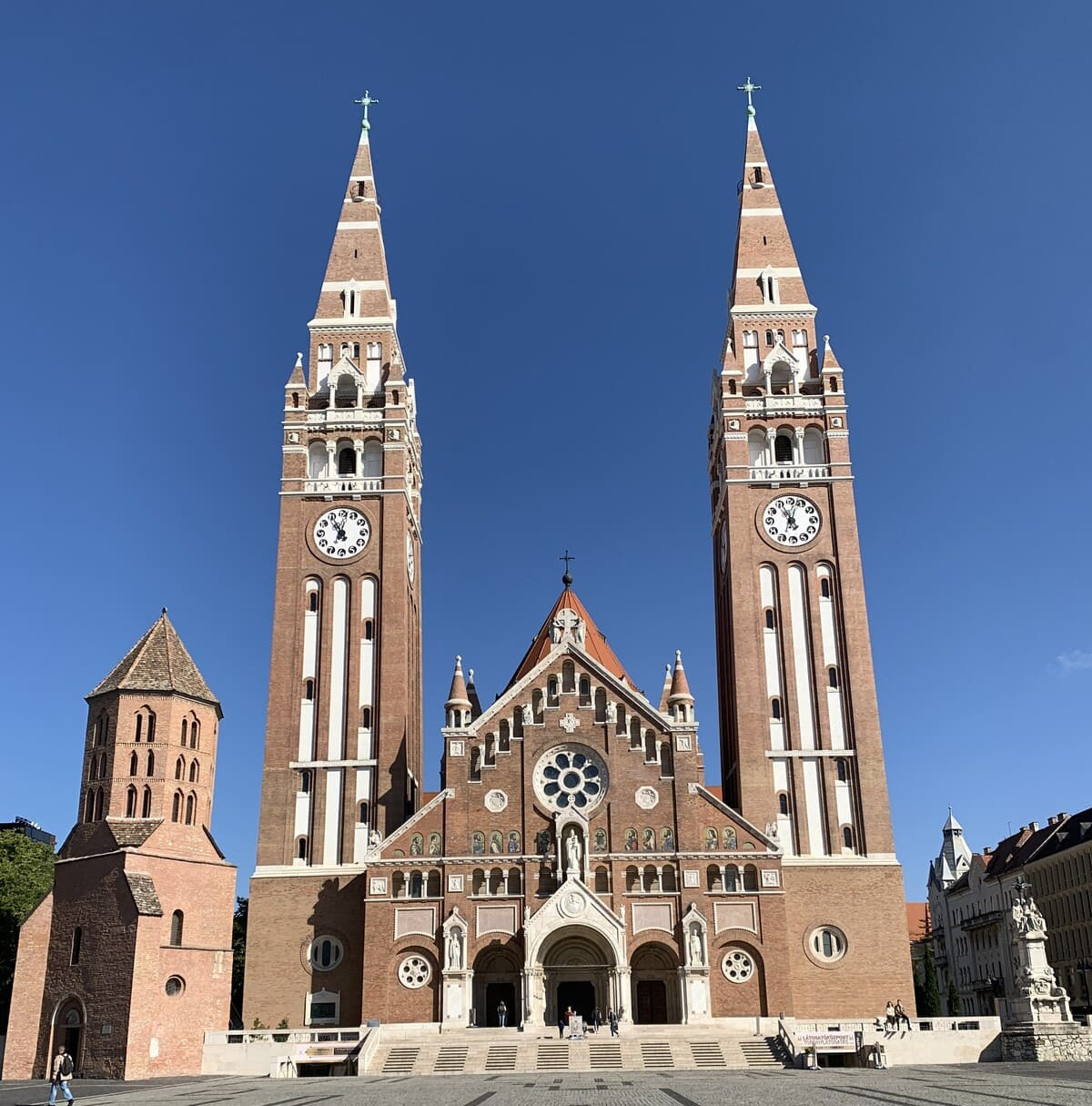 HONVÉDEMLÉKMŰ A FOGADALMI TEMPLOM FALÁN